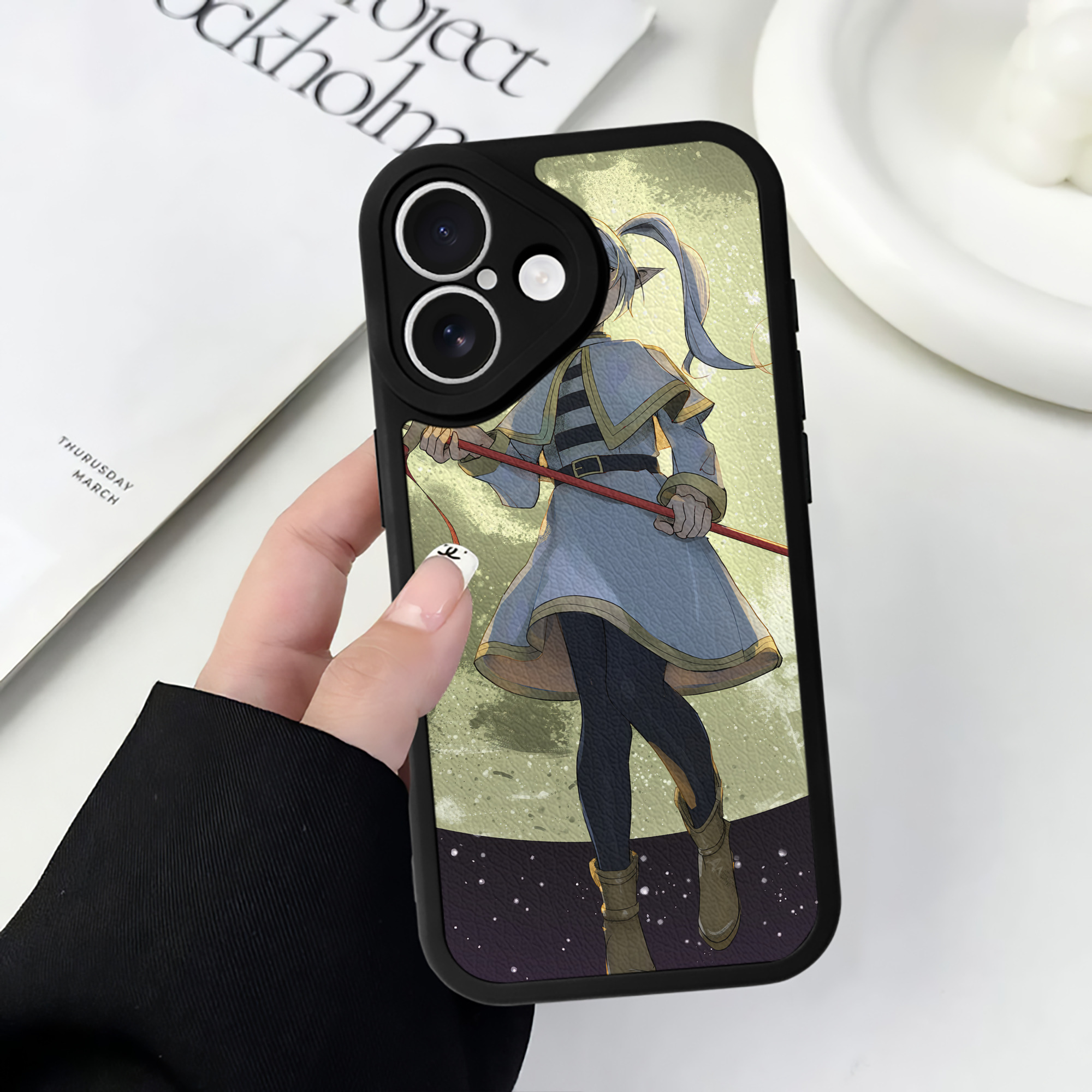（画像用） 葬送のフリーレン Frieren 【iPhone 16シリーズ対応】シリコンスマホケース（レザー調） 材質：シリコン